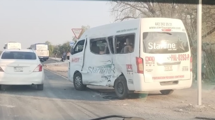 La camioneta quedó fuera de la carretera 