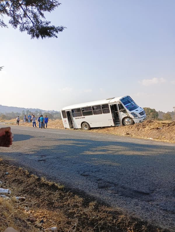 El camión quedó en un talud